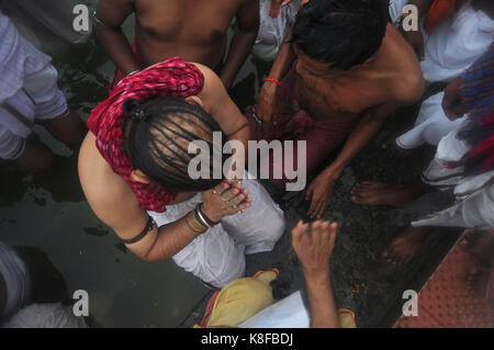 Agartala, Indien. 19 Sep, 2017. Indisch-hinduistischen Gläubigen führt Tarpan, ein Ritual, fiel vor der Vorfahren, die am letzten Tag für die Gebete zu den Vorfahren namens Pitritarpan in Andhra Pradesh, Indien, am 19. September 2017. In der hinduistischen Mythologie, ist dieser Tag auch "ahalaya" bezeichnet und als der Tag, an dem die Götter die zehn bewaffnete Göttin Durga der Dämonenkönig Asur, geplottet, die Götter aus ihrem Reich zu zerstören. Die fünf Tage der Anbetung von Durga, die als der Zerstörer des Bösen zugeschrieben wird. Credit: Abhisek Saha/Pacific Press/Alamy leben Nachrichten Stockfoto