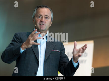 Dresden, Deutschland. September 2017. Hannes Ametsreiter, CEO von Vodafone Deutschland, spricht während der IEEE 5G Summit Conference in Dresden, Deutschland, 19. September 2017. Die Konferenz ist eine Plattform des Austauschs für rund 400 Wissenschaftler und Vertreter der Industrie, um die fünfte Generation der Mobilfunknetze (5G) weiter zu fördern. Kredit: Monika Skolimowska/dpa-Zentralbild/dpa/Alamy Live News Stockfoto