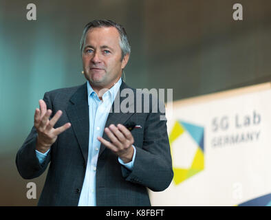 Dresden, Deutschland. September 2017. Hannes Ametsreiter, CEO von Vodafone Deutschland, spricht während der IEEE 5G Summit Conference in Dresden, Deutschland, 19. September 2017. Die Konferenz ist eine Plattform des Austauschs für rund 400 Wissenschaftler und Vertreter der Industrie, um die fünfte Generation der Mobilfunknetze (5G) weiter zu fördern. Kredit: Monika Skolimowska/dpa-Zentralbild/dpa/Alamy Live News Stockfoto