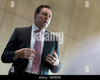 Dresden, Deutschland. 19 Sep, 2017. Stefan Koetz, Vorsitzender der Ericsson GmbH in Deutschland, spricht während des IEEE 5 G Gipfel in Dresden, Deutschland, 19. September 2017. Die Konferenz ist eine Plattform für den Austausch mit rund 400 Wissenschaftler und Vertreter der Industrie, um die fünfte Generation der Mobilfunknetze (5G). Credit: Monika Skolimowska/dpa-Zentralbild/dpa/Alamy leben Nachrichten Stockfoto