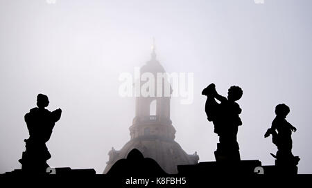 Dresden, Deutschland. 19 Sep, 2017. Skulpturen können als dunklen Silhouetten im Morgennebel in Dresden, Deutschland, 19. September 2017 gesehen werden. Im Hintergrund, die Vage Umrisse von der Kuppel der Kirche Unserer Lieben Frau gesehen werden kann. Quelle: Arno Burgi/dpa-Zentralbild/ZB/dpa/Alamy leben Nachrichten Stockfoto