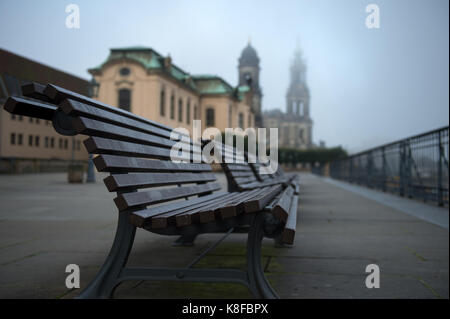 Dresden, Deutschland. 19 Sep, 2017. Das Ständehaus, die Katholische Hofkirche und der Brühlschen Terrasse sind eingehüllt in dichtem Nebel in Dresden, Deutschland, 19. September 2017. Quelle: Arno Burgi/dpa-Zentralbild/ZB/dpa/Alamy leben Nachrichten Stockfoto