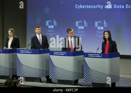 Brüssel, Belgien. 19 Sep, 2017. Die Lage der Union 2017 Pressekonferenz von Vizepräsident Andrus ANSIP, und die Kommissionsmitglieder Julian König und Mariya GABRIEL auf der Cybersicherheit und Daten Paket Kredit: Leo Cavallo/Alamy leben Nachrichten Stockfoto