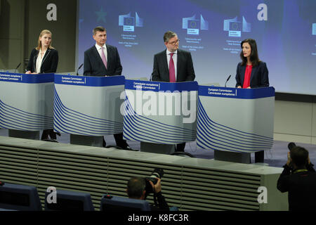 Brüssel, Belgien. 19 Sep, 2017. Die Lage der Union 2017 Pressekonferenz von Vizepräsident Andrus ANSIP, und die Kommissionsmitglieder Julian König und Mariya GABRIEL auf der Cybersicherheit und Daten Paket Kredit: Leo Cavallo/Alamy leben Nachrichten Stockfoto