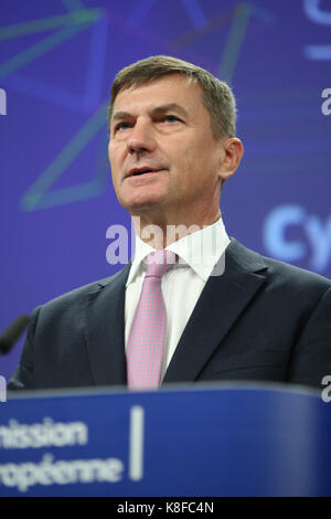 Brüssel, Belgien. 19 Sep, 2017. Die Lage der Union 2017 Pressekonferenz von Vizepräsident Andrus ANSIP, und die Kommissionsmitglieder Julian König und Mariya GABRIEL auf der Cybersicherheit und Daten Paket Kredit: Leo Cavallo/Alamy leben Nachrichten Stockfoto