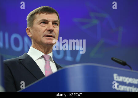 Brüssel, Belgien. 19 Sep, 2017. Die Lage der Union 2017 Pressekonferenz von Vizepräsident Andrus ANSIP, und die Kommissionsmitglieder Julian König und Mariya GABRIEL auf der Cybersicherheit und Daten Paket Kredit: Leo Cavallo/Alamy leben Nachrichten Stockfoto