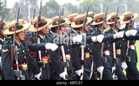 Kathmandu, Nepal. 19 Sep, 2017. Nepal Armee nehmen an einer Parade zur Feier des zweiten Jahrestages der Tag der Verfassung in Nepal Armee Pavillon, Tundikhel, Kathmandu, Nepal, Sept. 19, 2017. Credit: Sunil Sharma/Xinhua/Alamy leben Nachrichten Stockfoto