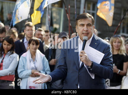 Kiew, Ukraine. 19 Sep, 2017. Ehemaligen georgischen Präsidenten Micheil Saakaschwili spricht während einer Pressekonferenz vor einem Gebäude der Ukrainischen Präsidialverwaltung in Kiew, Ukraine, am 19. September 2017. Ehemaligen georgischen Präsidenten Micheil Saakaschwili schwor am 11. September 2017 seinen Platz in der ukrainischen Politik zurückzufordern, nachdem er den Behörden trotzte und gezwungen, seinen Weg zurück in den Konflikten zerrissenen Land. Credit: Serg Glovny/ZUMA Draht/Alamy leben Nachrichten Stockfoto