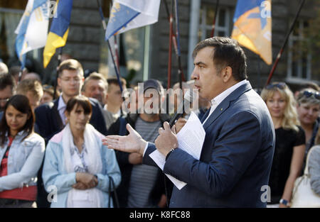 Kiew, Ukraine. 19 Sep, 2017. Ehemaligen georgischen Präsidenten Micheil Saakaschwili spricht während einer Pressekonferenz vor einem Gebäude der Ukrainischen Präsidialverwaltung in Kiew, Ukraine, am 19. September 2017. Ehemaligen georgischen Präsidenten Micheil Saakaschwili schwor am 11. September 2017 seinen Platz in der ukrainischen Politik zurückzufordern, nachdem er den Behörden trotzte und gezwungen, seinen Weg zurück in den Konflikten zerrissenen Land. Credit: Serg Glovny/ZUMA Draht/Alamy leben Nachrichten Stockfoto