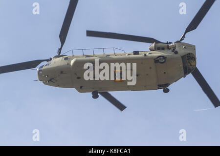 London, Großbritannien. 19 Sep, 2017. Eine Boeing CH-47amerikanischen Zweimotorige, Tandem-Rotor, heavy-lift Helicopter Chinook militärische Hubschrauber während einer Übung in London fliegen Stockfoto