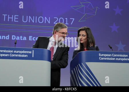 Brüssel, Belgien. 19 Sep, 2017. Die Lage der Union 2017 Pressekonferenz von Vizepräsident Andrus ANSIP, und die Kommissionsmitglieder Julian König und Mariya GABRIEL auf der Cybersicherheit und Daten Paket Kredit: Leo Cavallo/Alamy leben Nachrichten Stockfoto