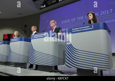 Brüssel, Belgien. 19 Sep, 2017. Die Lage der Union 2017 Pressekonferenz von Vizepräsident Andrus ANSIP, und die Kommissionsmitglieder Julian König und Mariya GABRIEL auf der Cybersicherheit und Daten Paket Kredit: Leo Cavallo/Alamy leben Nachrichten Stockfoto