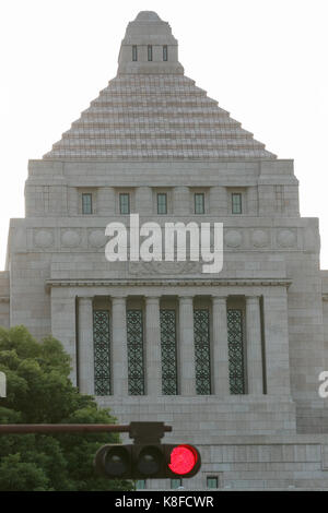 Tokio, Japan. 19. September 2017. Einen Überblick über die National Diet Gebäude am 19. September 2017, Tokio, Japan. Der japanische Ministerpräsident Shinzo Abe ist Planung das Unterhaus aufzulösen und ein Snap Wahl im nächsten Monat. Dies würde die ersten allgemeinen Wahlen seit 2014. Credit: Rodrigo Reyes Marin/LBA/Alamy leben Nachrichten Stockfoto