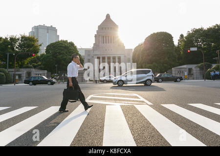 Tokio, Japan. 19. September 2017. Ein fussgänger an der National Diet Gebäude am 19. September 2017, Tokio, Japan. Der japanische Ministerpräsident Shinzo Abe ist Planung das Unterhaus aufzulösen und ein Snap Wahl im nächsten Monat. Dies würde die ersten allgemeinen Wahlen seit 2014. Credit: Rodrigo Reyes Marin/LBA/Alamy leben Nachrichten Stockfoto