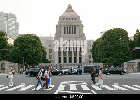 Tokio, Japan. 19. September 2017. Fußgänger vorbei an den National Diet Gebäude am 19. September 2017, Tokio, Japan. Der japanische Ministerpräsident Shinzo Abe ist Planung das Unterhaus aufzulösen und ein Snap Wahl im nächsten Monat. Dies würde die ersten allgemeinen Wahlen seit 2014. Credit: Rodrigo Reyes Marin/LBA/Alamy leben Nachrichten Stockfoto