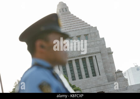 Tokio, Japan. September 2017. Ein Polizist patrouilliert am 19. September 2017 vor dem National Diet Building in Tokio, Japan. Der japanische Premierminister Shinzo Abe plant, das Unterhaus aufzulösen und im nächsten Monat eine Schnellwahl auszurufen. Dies war die erste Parlamentswahl seit 2014. Quelle: Rodrigo Reyes Marin/AFLO/Alamy Live News Stockfoto