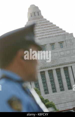 Tokio, Japan. September 2017. Ein Polizist patrouilliert am 19. September 2017 vor dem National Diet Building in Tokio, Japan. Der japanische Premierminister Shinzo Abe plant, das Unterhaus aufzulösen und im nächsten Monat eine Schnellwahl auszurufen. Dies war die erste Parlamentswahl seit 2014. Quelle: Rodrigo Reyes Marin/AFLO/Alamy Live News Stockfoto