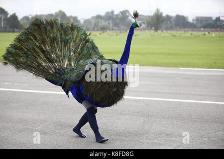 Kathmandu, Nepal. 19 Sep, 2017. Eine Person gekleidet wie ein Pfau während Feste gefeiert Tag der Verfassung Nepals an der Armee Pavillon in Kathmandu, Nepal Markierung führt. Credit: Skanda Gautam/ZUMA Draht/Alamy leben Nachrichten Stockfoto