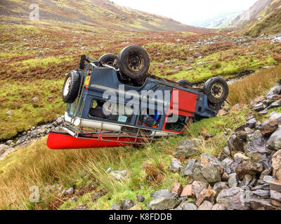 In der Nähe von Ambleside, Lake District, England. 19 Sep, 2017. Ein Land Rover auf dem Dach gekippt, nachdem die Kontrolle zu verlieren und krachend durch eine Steinmauer entlang der Seite der höchsten Straße des Lake District, der kirkstone Pass. Credit: Rafael Garea-Balado/Alamy leben Nachrichten Stockfoto