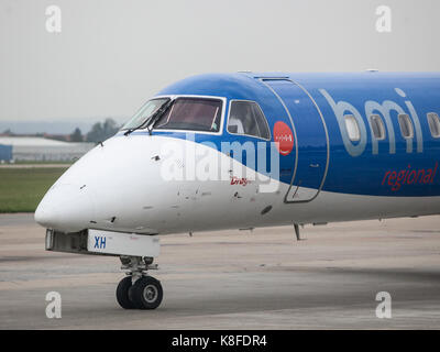 Brünn, Tschechien. 19 Sep, 2017. Flugzeug des Typs Embraer ERJ-145EP (BMI Regional) in Brünn, Tschechische Republik, am 19. September 2017. Zwei von diesen Flugzeugen fliegen auf der Linie von Brünn nach München seit September 19. Von denen eine Werbung für die Stadt Brünn werden und eine für die Südmährische Region. Man trägt das kleine Logo von Brünn und der kleine Inschrift Dragon unter Bezugnahme auf das Brünner Drachen, die zweite Inschrift Geist von Südmähren. Credit: Vaclav Salek/CTK Photo/Alamy leben Nachrichten Stockfoto