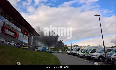 Sollentuna, Schweden. 19 Sep, 2017. Rauch von einem Feuer in Kolonnvägen, Sollentuna neben der E4-Autobahn. Gesehen außerhalb der Gebäude der Firma Upplands Motor. Das Feuer trat während der Arbeit auf einer Baustelle mit Sprengstoff. Credit: Jari Juntunen/Alamy leben Nachrichten Stockfoto