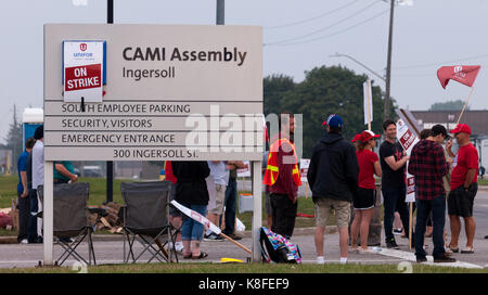 Ingersoll, Ontario, Kanada. 19 Sep, 2017. Arbeitnehmer aus Unifor lokalen 88 Gehminuten den Streikposten vor der CAMI Montagewerk in Ingersoll, AN., Sept., 19, 2017. Die Arbeiter streikten Sept. 17, 2017 nach ihrer 4-jährigen Vertrag abgelaufen. Credit: Mark Spowart/Alamy leben Nachrichten Stockfoto