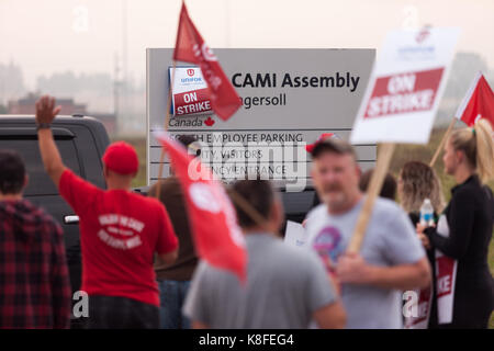 Ingersoll, Ontario, Kanada. 19 Sep, 2017. Arbeitnehmer aus Unifor lokalen 88 Gehminuten den Streikposten vor der CAMI Montagewerk in Ingersoll, AN., Sept., 19, 2017. Die Arbeiter streikten Sept. 17, 2017 nach ihrer 4-jährigen Vertrag abgelaufen. Credit: Mark Spowart/Alamy leben Nachrichten Stockfoto