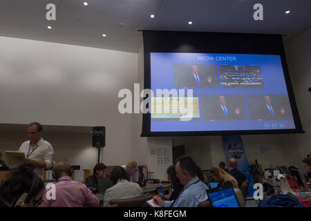 New York, New York, USA. 19 Sep, 2017. Journalisten sehen und hören als Live video Feed ist der UN-Media Center von US-Präsident Donald Trump broadcast seiner Ansprache an die Generalversammlung der Vereinten Nationen am 19. September 2017 in New York. Credit: Bryan Smith/ZUMA Draht/Alamy leben Nachrichten Stockfoto