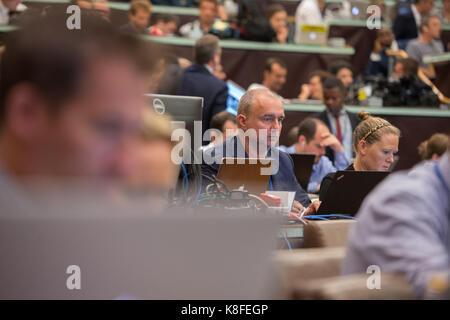 New York, New York, USA. 19 Sep, 2017. Journalisten sehen und hören als Live video Feed ist der UN-Media Center von US-Präsident Donald Trump broadcast seiner Ansprache an die Generalversammlung der Vereinten Nationen am 19. September 2017 in New York. Credit: Bryan Smith/ZUMA Draht/Alamy leben Nachrichten Stockfoto