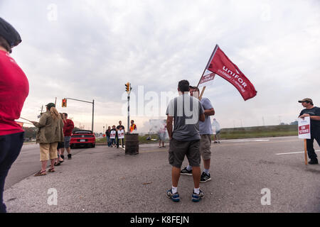 Ingersoll, Ontario, Kanada. 19 Sep, 2017. Arbeitnehmer aus Unifor lokalen 88 Gehminuten den Streikposten vor der CAMI Montagewerk in Ingersoll, AN., Sept., 19, 2017. Die Arbeiter streikten Sept. 17, 2017 nach ihrer 4-jährigen Vertrag abgelaufen. Credit: Mark Spowart/Alamy leben Nachrichten Stockfoto