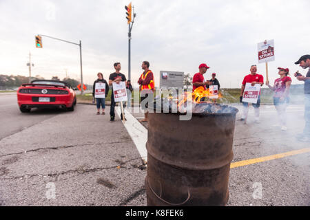 Ingersoll, Ontario, Kanada. 19 Sep, 2017. Arbeitnehmer aus Unifor lokalen 88 Gehminuten den Streikposten vor der CAMI Montagewerk in Ingersoll, AN., Sept., 19, 2017. Die Arbeiter streikten Sept. 17, 2017 nach ihrer 4-jährigen Vertrag abgelaufen. Credit: Mark Spowart/Alamy leben Nachrichten Stockfoto