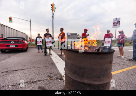 Ingersoll, Ontario, Kanada. 19 Sep, 2017. Arbeitnehmer aus Unifor lokalen 88 Gehminuten den Streikposten vor der CAMI Montagewerk in Ingersoll, AN., Sept., 19, 2017. Die Arbeiter streikten Sept. 17, 2017 nach ihrer 4-jährigen Vertrag abgelaufen. Credit: Mark Spowart/Alamy leben Nachrichten Stockfoto