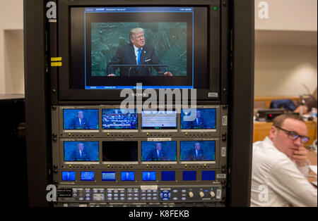 New York, New York, USA. 19 Sep, 2017. Journalisten sehen und hören als Live video Feed ist der UN-Media Center von US-Präsident Donald Trump broadcast seiner Ansprache an die Generalversammlung der Vereinten Nationen am 19. September 2017 in New York. Credit: Bryan Smith/ZUMA Draht/Alamy leben Nachrichten Stockfoto