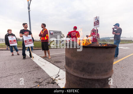 Ingersoll, Ontario, Kanada. 19 Sep, 2017. Arbeitnehmer aus Unifor lokalen 88 Gehminuten den Streikposten vor der CAMI Montagewerk in Ingersoll, AN., Sept., 19, 2017. Die Arbeiter streikten Sept. 17, 2017 nach ihrer 4-jährigen Vertrag abgelaufen. Credit: Mark Spowart/Alamy leben Nachrichten Stockfoto