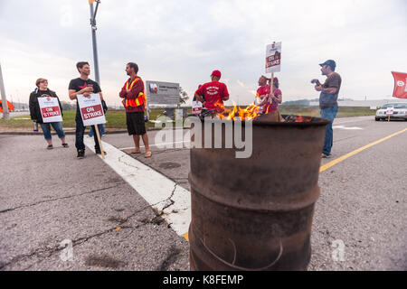 Ingersoll, Ontario, Kanada. 19 Sep, 2017. Arbeitnehmer aus Unifor lokalen 88 Gehminuten den Streikposten vor der CAMI Montagewerk in Ingersoll, AN., Sept., 19, 2017. Die Arbeiter streikten Sept. 17, 2017 nach ihrer 4-jährigen Vertrag abgelaufen. Credit: Mark Spowart/Alamy leben Nachrichten Stockfoto