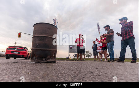 Ingersoll, Ontario, Kanada. 19 Sep, 2017. Arbeitnehmer aus Unifor lokalen 88 Gehminuten den Streikposten vor der CAMI Montagewerk in Ingersoll, AN., Sept., 19, 2017. Die Arbeiter streikten Sept. 17, 2017 nach ihrer 4-jährigen Vertrag abgelaufen. Credit: Mark Spowart/Alamy leben Nachrichten Stockfoto