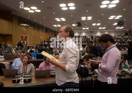 New York, New York, USA. 19 Sep, 2017. Journalisten sehen und hören als Live video Feed ist der UN-Media Center von US-Präsident Donald Trump broadcast seiner Ansprache an die Generalversammlung der Vereinten Nationen am 19. September 2017 in New York. Credit: Bryan Smith/ZUMA Draht/Alamy leben Nachrichten Stockfoto