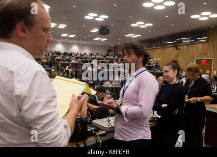 New York, New York, USA. 19 Sep, 2017. Journalisten sehen und hören als Live video Feed ist der UN-Media Center von US-Präsident Donald Trump broadcast seiner Ansprache an die Generalversammlung der Vereinten Nationen am 19. September 2017 in New York. Credit: Bryan Smith/ZUMA Draht/Alamy leben Nachrichten Stockfoto