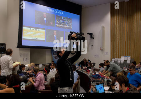 New York, New York, USA. 19 Sep, 2017. Journalisten sehen und hören als Live video Feed ist der UN-Media Center von US-Präsident Donald Trump broadcast seiner Ansprache an die Generalversammlung der Vereinten Nationen am 19. September 2017 in New York. Credit: Bryan Smith/ZUMA Draht/Alamy leben Nachrichten Stockfoto