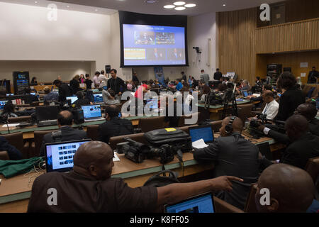 New York, New York, USA. 19 Sep, 2017. Journalisten sehen und hören als Live video Feed ist der UN-Media Center von US-Präsident Donald Trump broadcast seiner Ansprache an die Generalversammlung der Vereinten Nationen am 19. September 2017 in New York. Credit: Bryan Smith/ZUMA Draht/Alamy leben Nachrichten Stockfoto