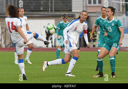 Usti nad Labem, Tschechische Republik. 19 Sep, 2017. Von links der Tschechischen Petra Vystejnova (14), Lucie Vonkova (9) und Sara Dabritz Deutschlands in Aktion während der Fußball der Frauen-WM 2019 Qualifier, Tschechien gegen Deutschland, in Ústí nad Labem, Tschechische Republik, 19. September 2017. Credit: Libor Zavoral/CTK Photo/Alamy leben Nachrichten Stockfoto