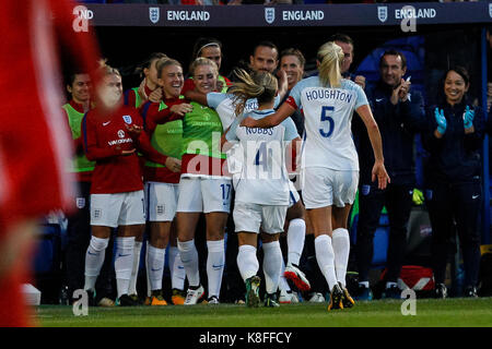 Birkenhead/Großbritannien. 19 Sep, 2017. Nikita Parris von England feiert mit England Manager Mark Sampson und der Bank nach dem Scoring erstes Ziel Ihrer Seite die 1-0 während der FIFA WM 2019 Qualifikation Gruppe 1 Spiel zwischen England und Russland Frauen Frauen in Prenton Park am 19. September 2017 in Birkenhead, England. (Foto von Daniel Chesterton/phcimages.com) Credit: PHC Images/Alamy leben Nachrichten Stockfoto