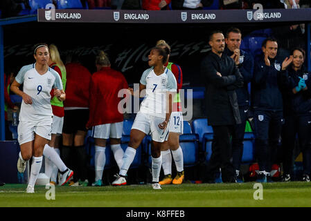 Birkenhead/Großbritannien. 19 Sep, 2017. Nikita Parris von England feiert mit England Manager Mark Sampson und der Bank nach dem Scoring erstes Ziel Ihrer Seite die 1-0 während der FIFA WM 2019 Qualifikation Gruppe 1 Spiel zwischen England und Russland Frauen Frauen in Prenton Park am 19. September 2017 in Birkenhead, England. (Foto von Daniel Chesterton/phcimages.com) Credit: PHC Images/Alamy leben Nachrichten Stockfoto