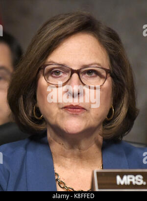 Washington DC, USA. 19 Sep, 2017. United States Senator Deb Fischer (Republikaner von Nebraska) hört auf das Zeugnis vor den US-Senatsausschuss auf bewaffnete Dienste auf "Jüngste United States Navy Vorfälle auf See" auf dem Capitol Hill in Washington, DC am Dienstag, 19. September 2017. Die Anhörung ist die Untersuchung der zwei separaten Kollision mit der USS Fitzgerald und USS John S. McCain, der den Verlust von 17 uns Matrosen geführt. Credit: Ron Sachs/CNP/MediaPunch Credit: MediaPunch Inc/Alamy leben Nachrichten Stockfoto