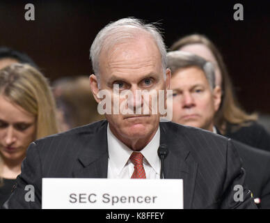 Washington DC, USA. 19 Sep, 2017. Außenminister der Vereinigten Staaten die Marine Richard V. Spencer bezeugt vor dem US-Senat Ausschusses für Bewaffnete Dienste auf "Jüngste United States Navy Vorfälle auf See" auf dem Capitol Hill in Washington, DC am Dienstag, 19. September 2017. Die Anhörung ist die Untersuchung der zwei separaten Kollision mit der USS Fitzgerald und USS John S. McCain, der den Verlust von 17 uns Matrosen geführt. Credit: Ron Sachs/CNP/MediaPunch Credit: MediaPunch Inc/Alamy leben Nachrichten Stockfoto