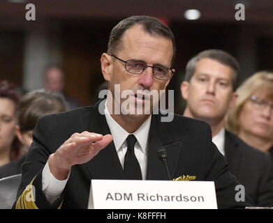 Washington DC, USA. 19 Sep, 2017. Admiral John M. Richardson, USN, Leiter der Marineoperationen, bezeugt vor dem US-Senat Ausschusses für Bewaffnete Dienste auf "Jüngste United States Navy Vorfälle auf See" auf dem Capitol Hill in Washington, DC am Dienstag, 19. September 2017. Die Anhörung ist die Untersuchung der zwei separaten Kollision mit der USS Fitzgerald und USS John S. McCain, der den Verlust von 17 uns Matrosen geführt. Credit: Ron Sachs/CNP/MediaPunch Credit: MediaPunch Inc/Alamy leben Nachrichten Stockfoto