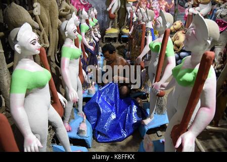 Allahabad, Uttar Pradesh, Indien. September 2017. Allahabad: Ein indischer Künstler arbeitet an einer Statue der hinduistischen Göttin Durga im Vorfeld des bevorstehenden Navratri Durga Festivals in einem Workshop in Allahabad am 09. September 2017. Kredit: Prabhat Kumar Verma/ZUMA Wire/Alamy Live News Stockfoto