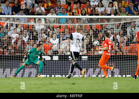 Valencia, Spanien. 19 Sep, 2017. #22 Santi Mina von Valencia CF und Spanisch erzielte das erste Tor für Valencia CF während der Santander Liga (Liga) im Stadium Mestalla zwischen Valencia CF und Malaga CF gespielt. September 19 2017. Quelle: AFP 7/Alamy leben Nachrichten Stockfoto