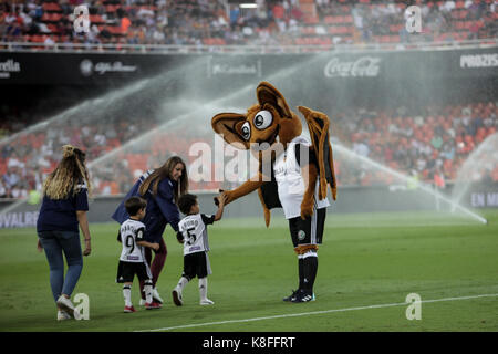 Valencia, Spanien. 19 Sep, 2017. Von Valencia Maskottchen vor der spanischen La Liga Match zwischen Valencia CF vs Malaga CF Mestalla Stadion am 19. September 2017. Credit: Gtres Información más Comuniación auf Linie, S.L./Alamy leben Nachrichten Stockfoto