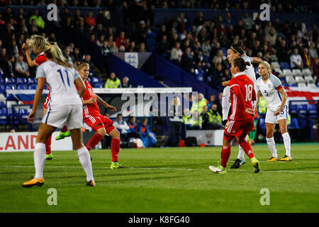 Birkenhead/Großbritannien. 19 Sep, 2017. Lucy Bronze von England Kerben viertes Ziel ihrer Seite der Partitur 4-0 zu machen während der FIFA WM 2019 Qualifikation Gruppe 1 Spiel zwischen England und Russland Frauen Frauen in Prenton Park am 19. September 2017 in Birkenhead, England. (Foto von Daniel Chesterton/phcimages.com) Credit: PHC Images/Alamy leben Nachrichten Stockfoto